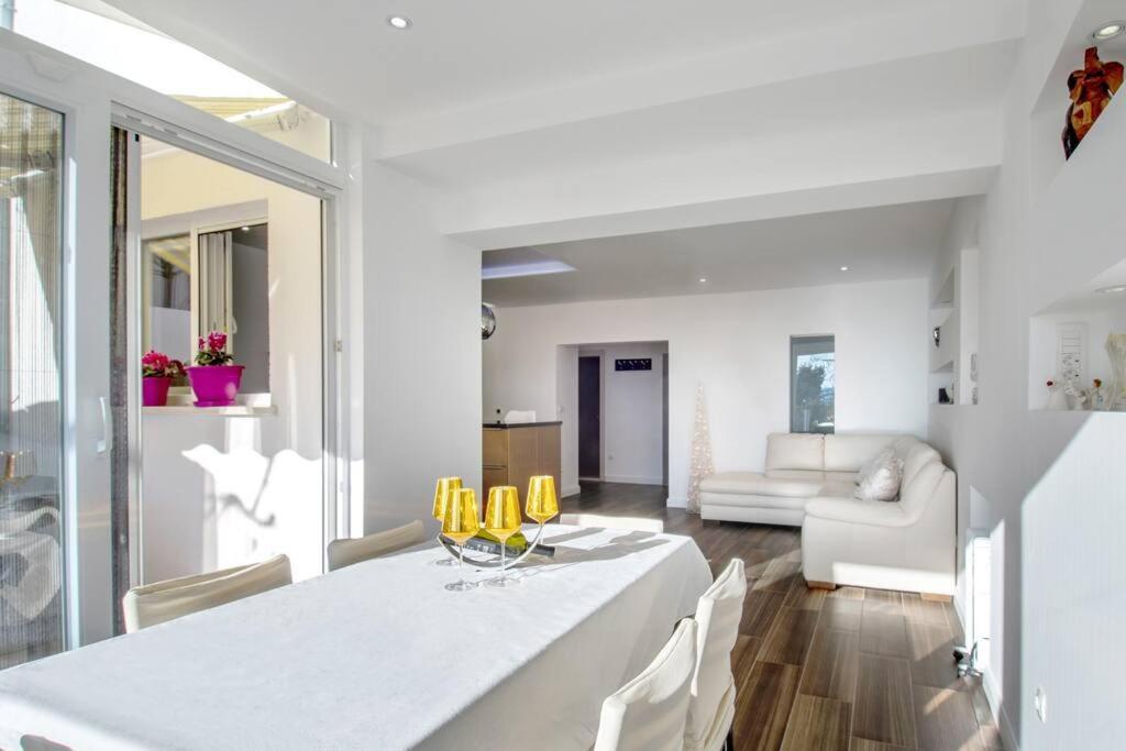 Luxury Apartment Martinis With Pool Split Exteriör bild
