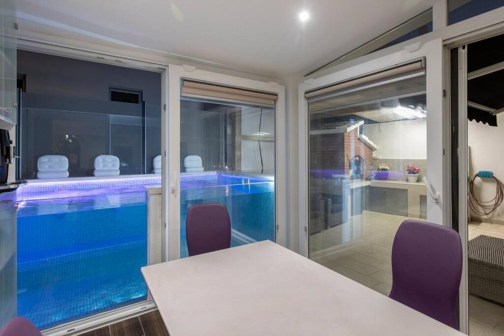 Luxury Apartment Martinis With Pool Split Exteriör bild