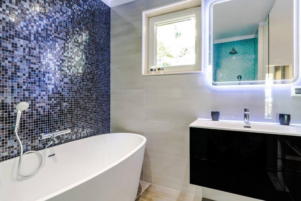 Luxury Apartment Martinis With Pool Split Exteriör bild