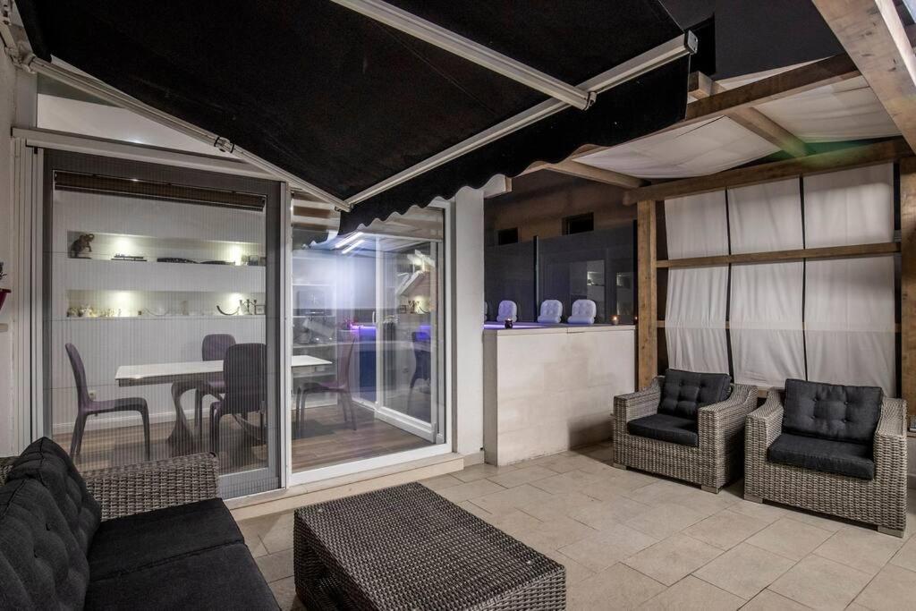 Luxury Apartment Martinis With Pool Split Exteriör bild